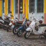 "Comparatif des petites motos et scooters pour débutants : avantages, inconvénients et conseils d'achat"