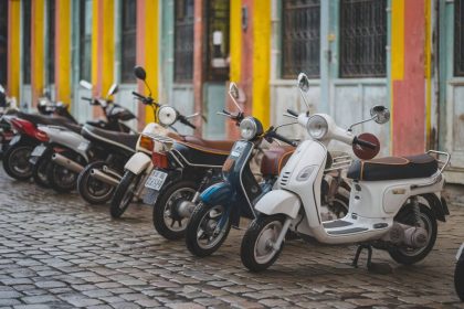 "Comparatif des petites motos et scooters pour débutants : avantages, inconvénients et conseils d'achat"