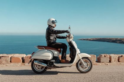 Quelle moto ou scooter d’occasion pour partir en road trip en 2026 ? Conseils de choix, équipements indispensables et coûts à prévoir